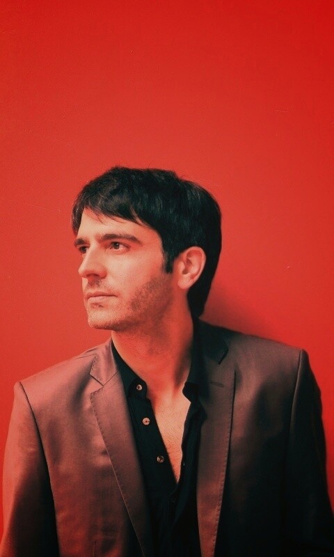 На красном фоне обои