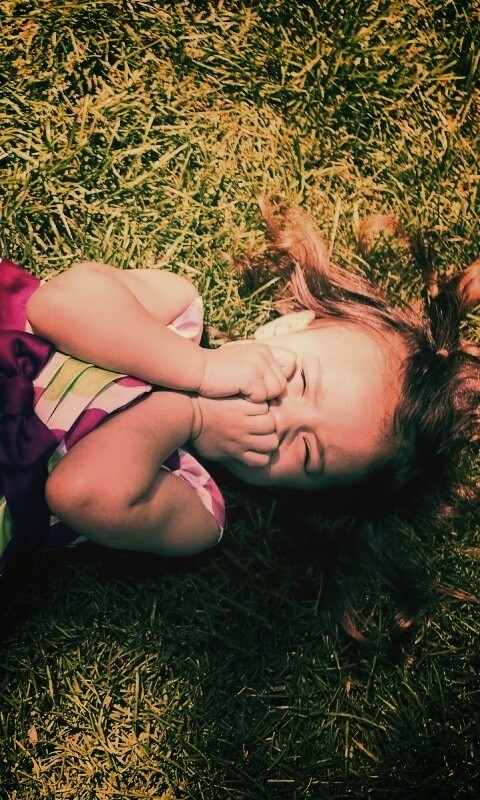 Девочка на траве обои