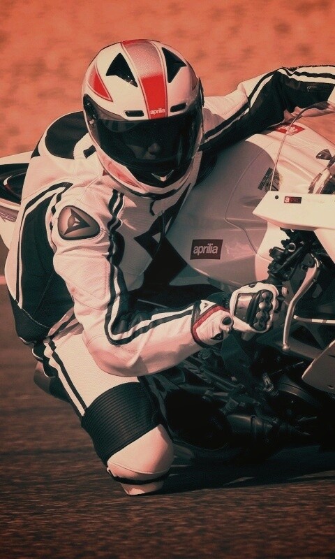 Байкер в белой экиперовкена Априлия РСВ4 обои