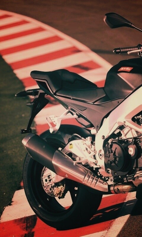 Спортивный мотоцикл Априлия на треке  обои