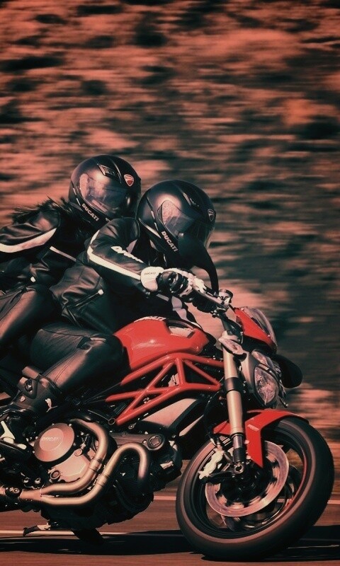 Байкер с девушкой на мотоцикле обои