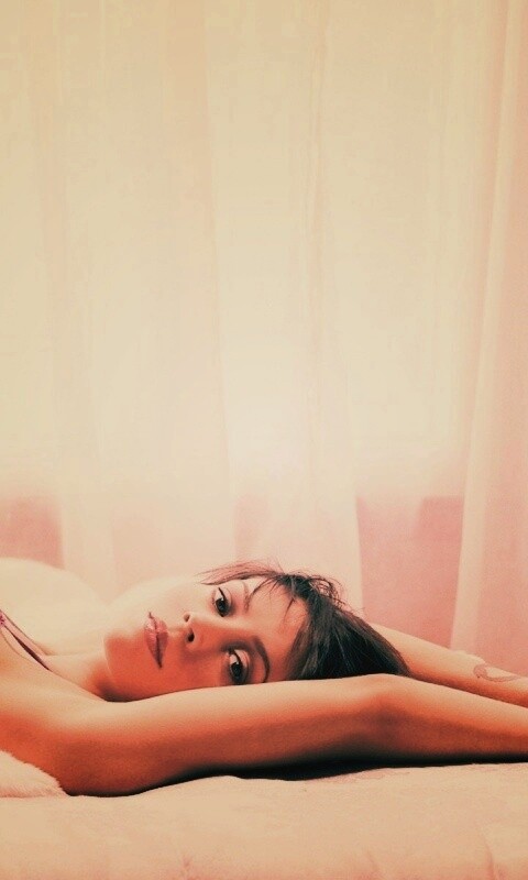 Алиса Милано на кровати обои