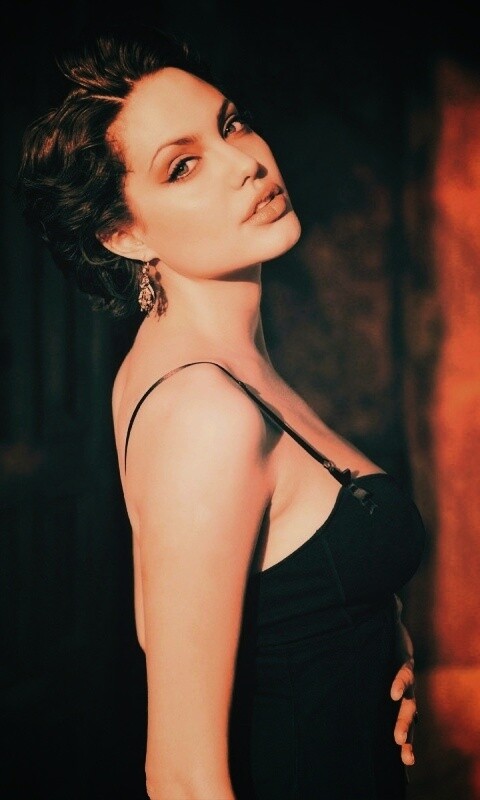 Анджелина Джоли в черном платье обои