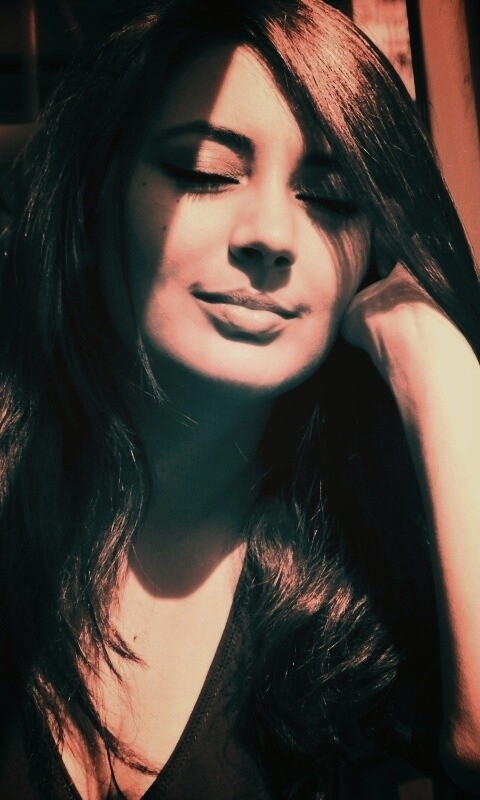 Девушка с закрытыми глазами в электричке обои