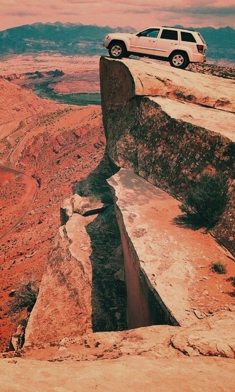 Внедорожник в горах обои