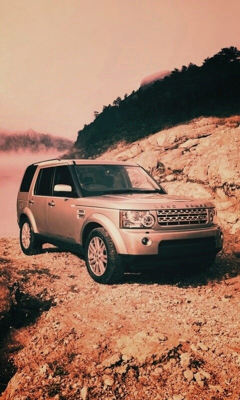 Range rover в горах у реки обои