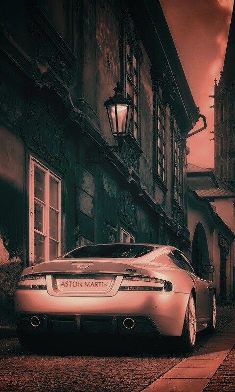Aston Martin в старинном городе обои