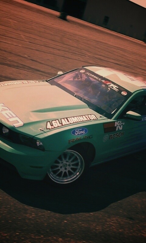 Мустанг дрифтует обои