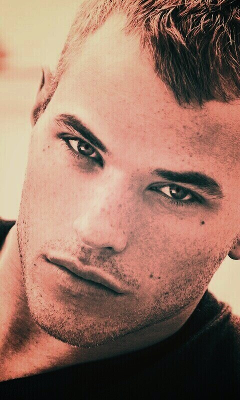 Келлан Латс обои