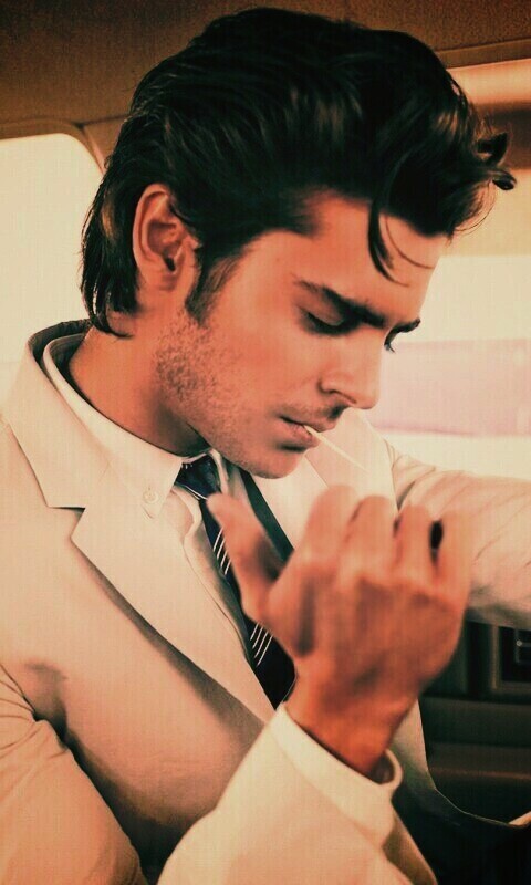 Мужчина прикуривает в машине обои