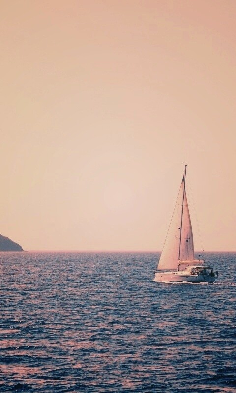 Яхта в море обои