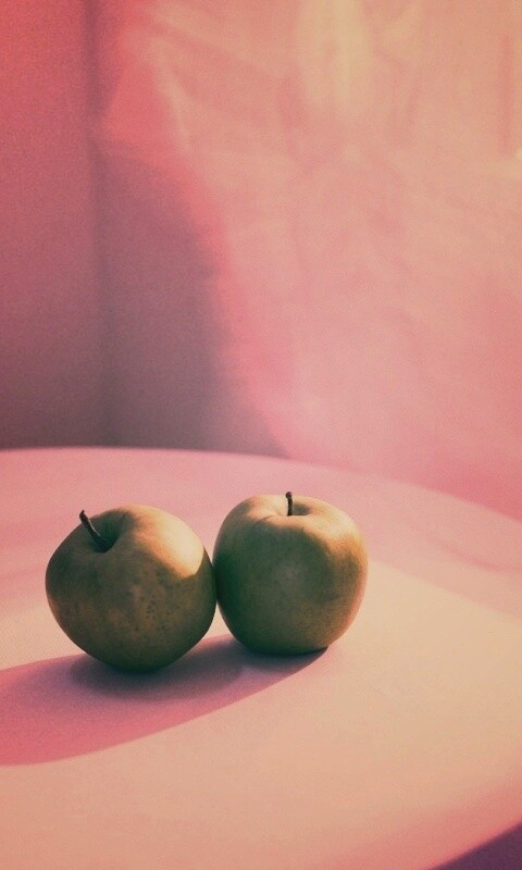 Яблоки на столе перед окном обои