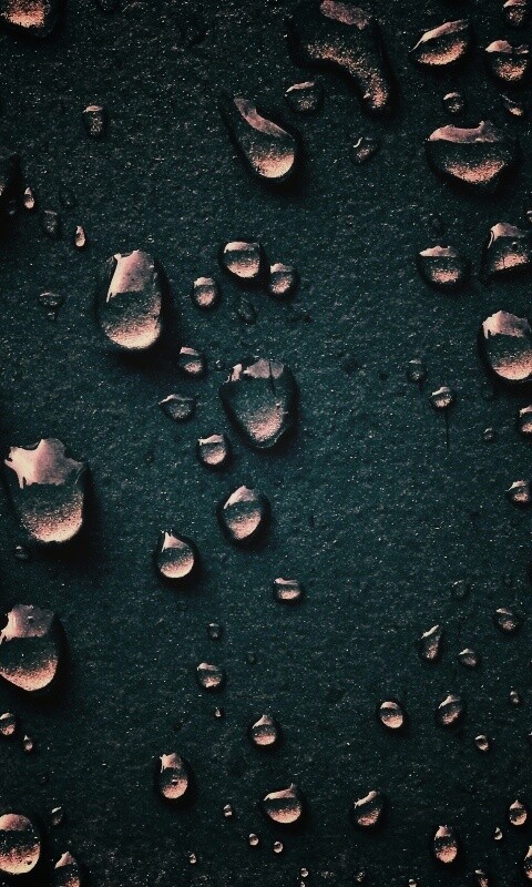 Капли воды на темной поверхности обои