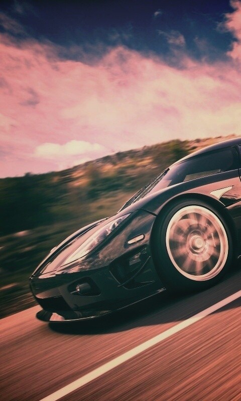 Автомобиль Koenigsegg мчится по трассе обои