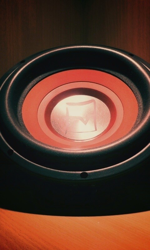 Сабвуфер в углу обои