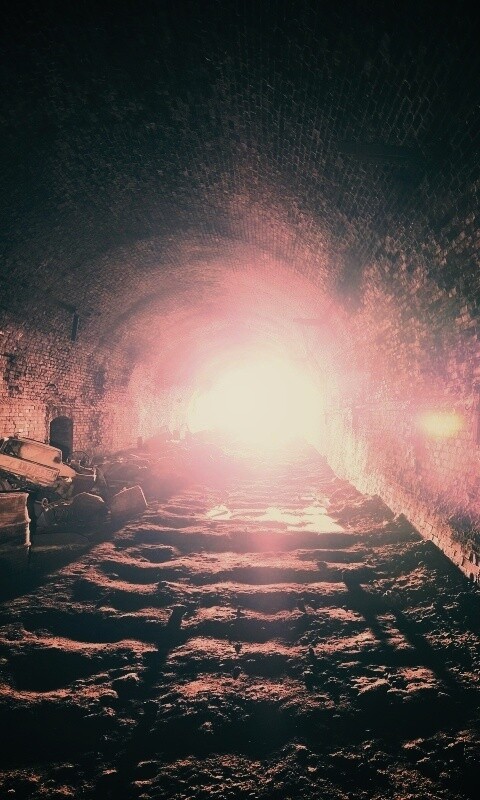 Захламленный тоннель обои