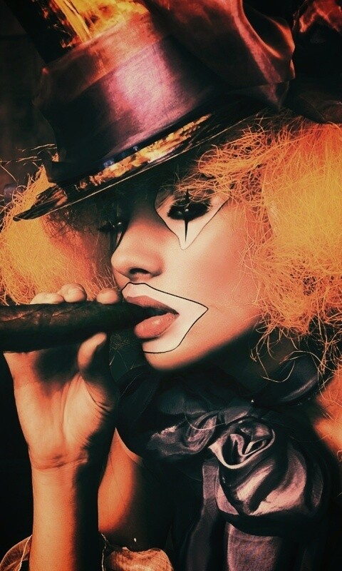 Девушка клоун курит сигару обои