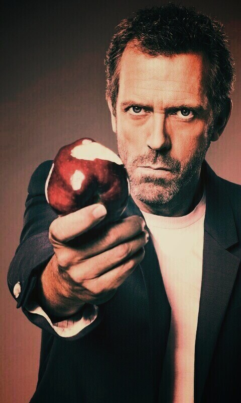 Доктор Хаус с яблоком в руке обои