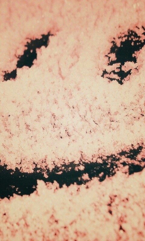 Смайлик на заснеженном стекле обои