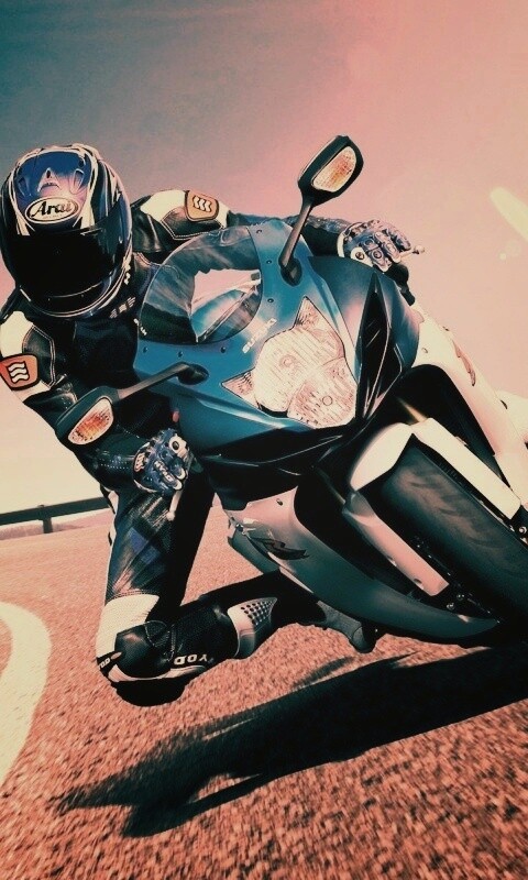 Мотоциклист на повороте обои