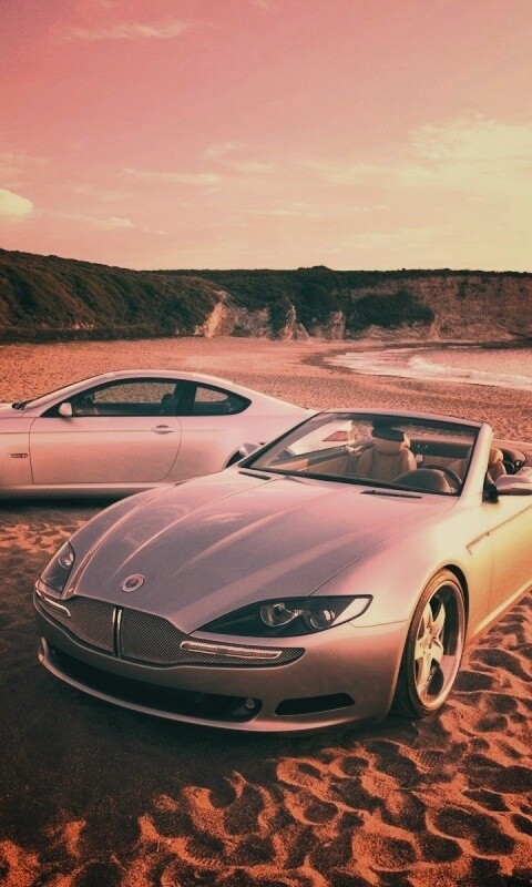 Два спорткара на берегу моря обои