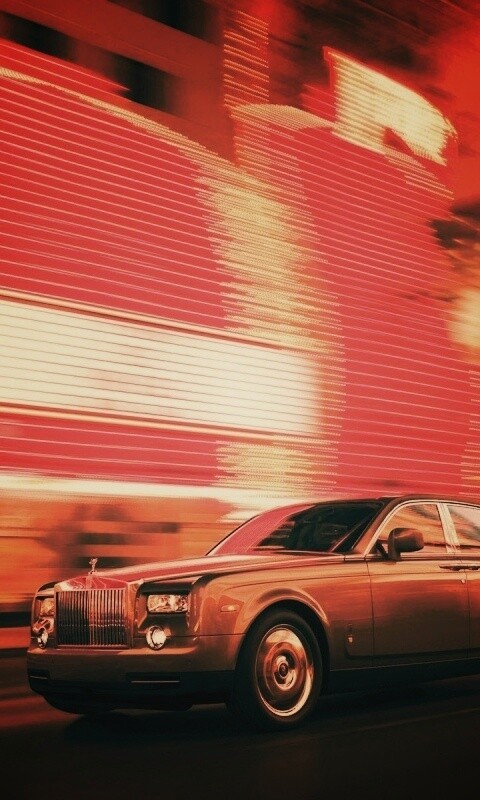 Rolls-Royce Phantom едет через город обои