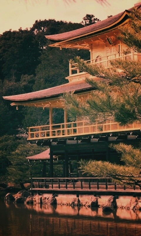 Пагода на берегу озера обои