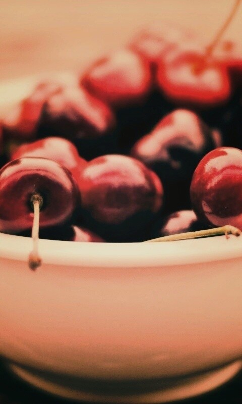 Миска спелой черешни обои