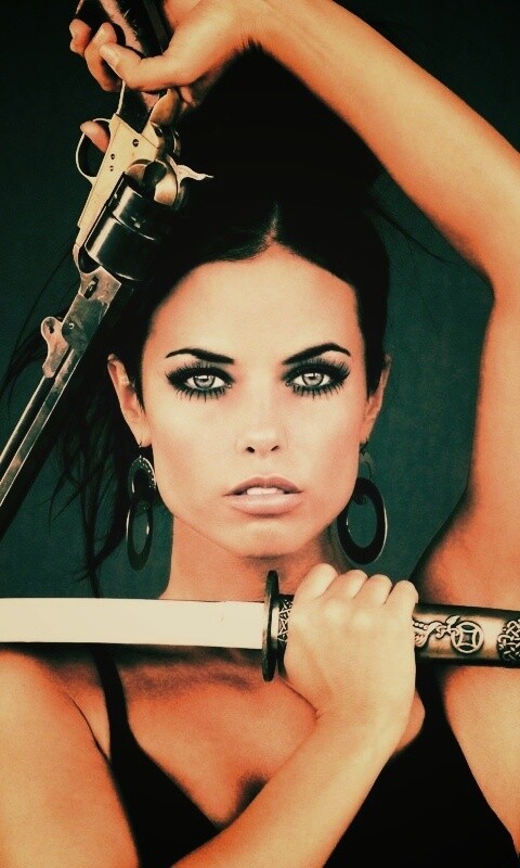 Девушка с мечом и пистолетом обои