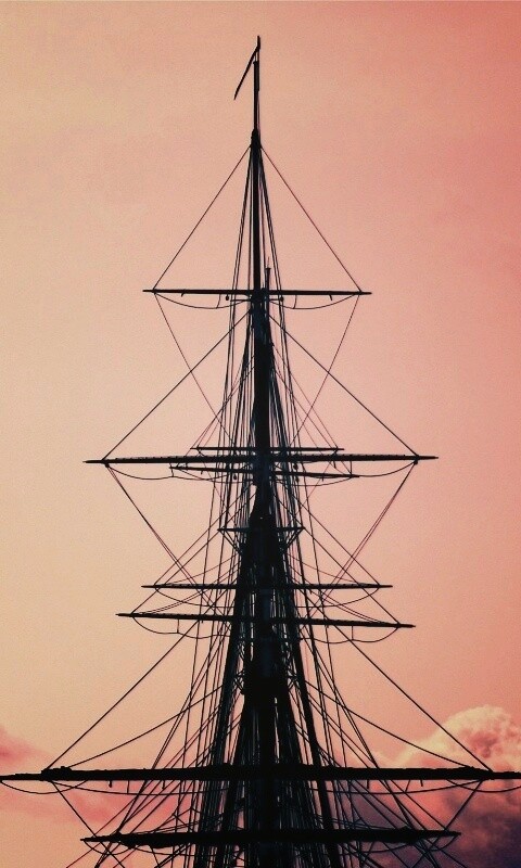Мачта корабля на фоне неба обои