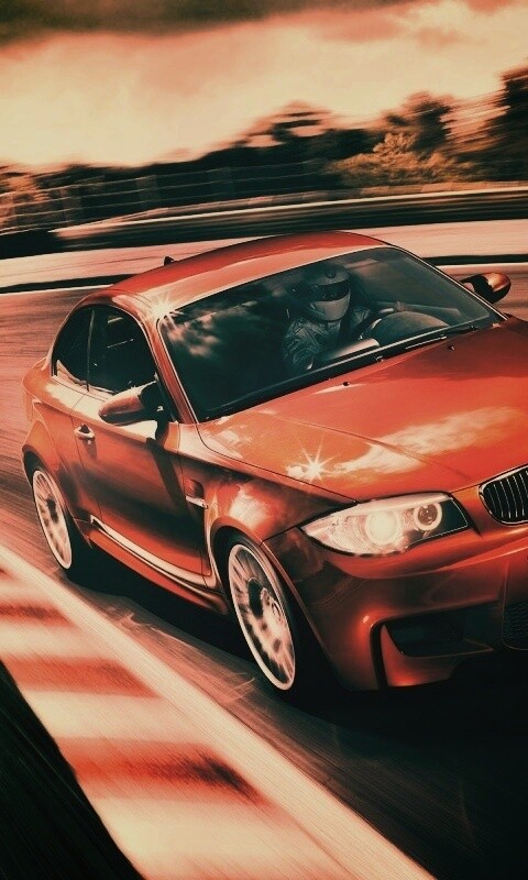 Гонщик за рулем BMW M1 обои