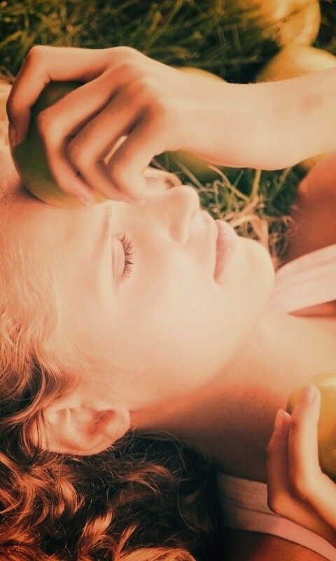 Девушка с яблоками обои