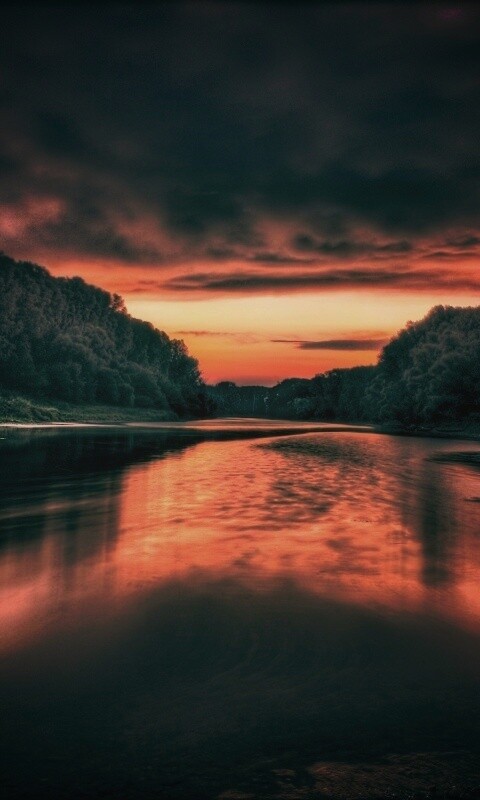 Багровый закат и водная гладь обои