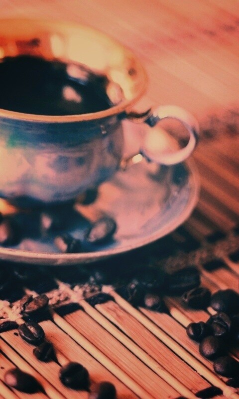 Чашка кофе и немного зерен обои