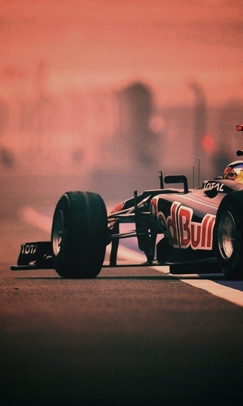 Болид выезжает на трассу обои