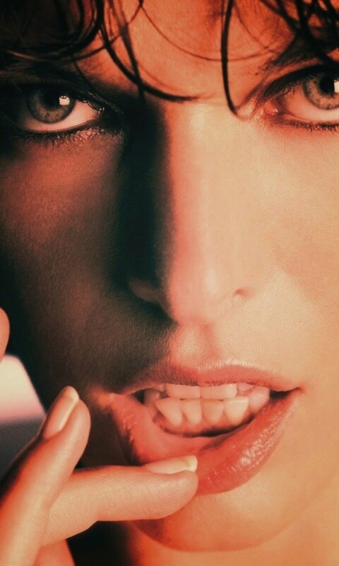 Мила Йововчи крупным планом обои