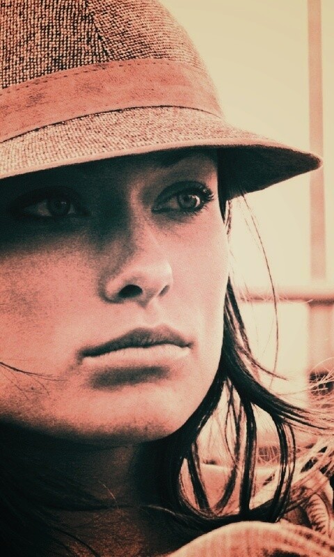 Оливия Уайлд в шикарной шляпе обои