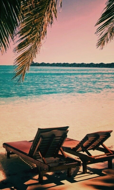 Шезлонги у самой воды обои