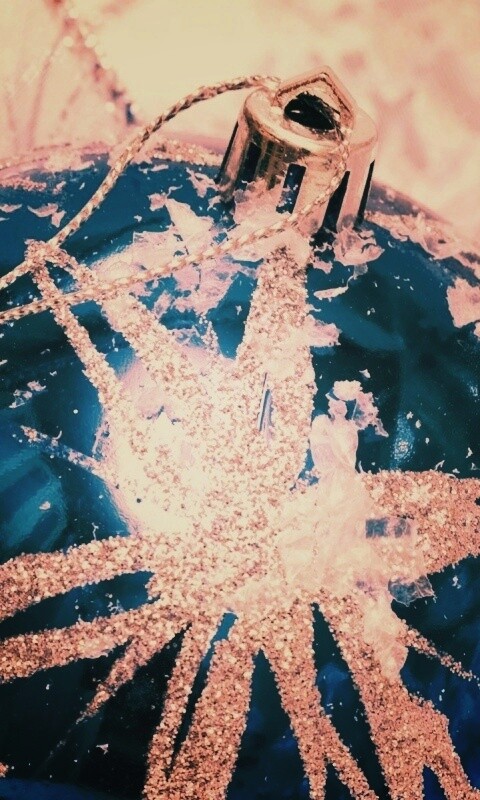 Синий елочный шар обои