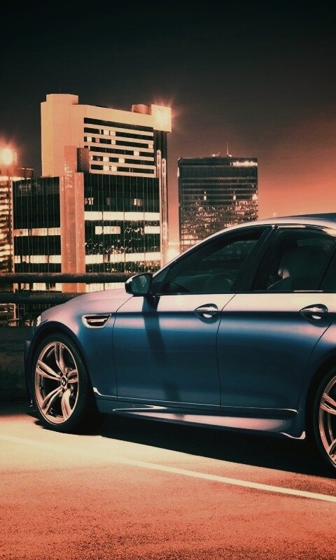 BMW F10 на городской парковке обои