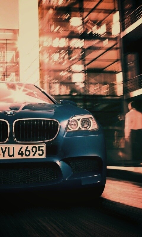 BMW покоряет городскую улицу обои