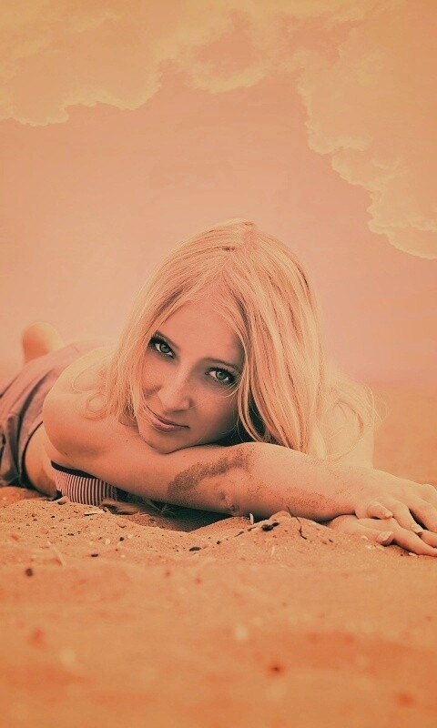 Девушка на песке обои