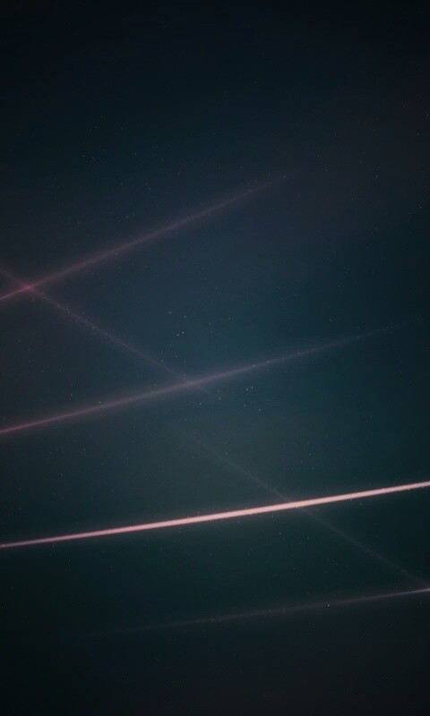 Лучи света на фиолетовом фоне обои