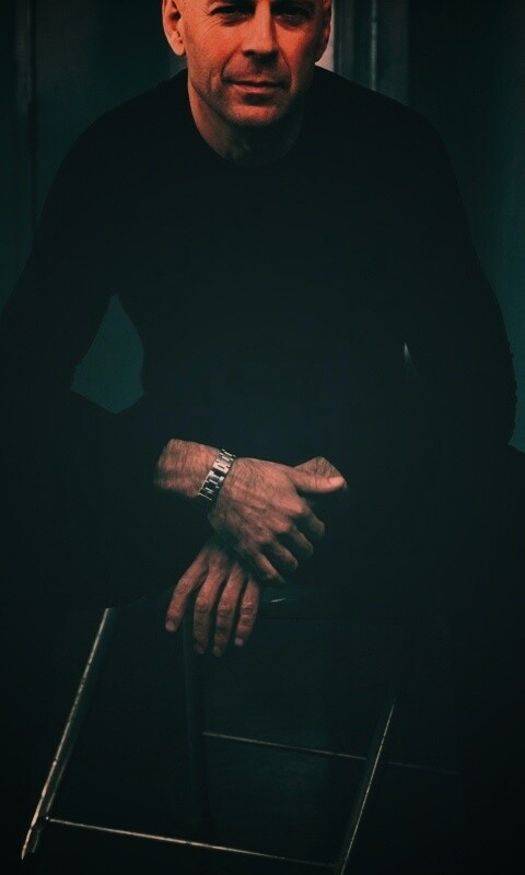 Брюс Уиллис на раскладном стуле обои