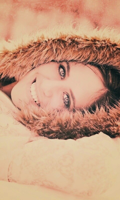 Девушка в снегу обои