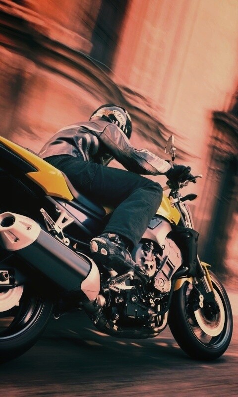 Ямаха и наездник на улицах города обои