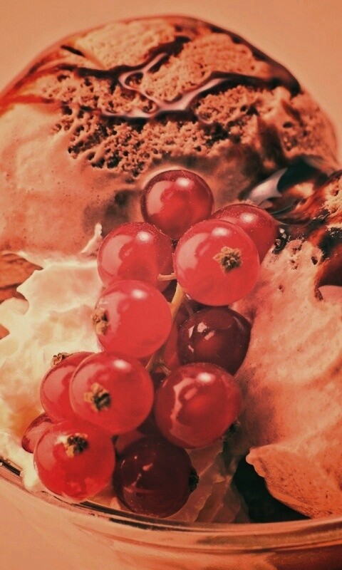 Шоколадное мороженое со смородинкой обои