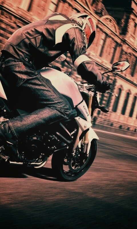 Мотоциклист мчится по городу обои