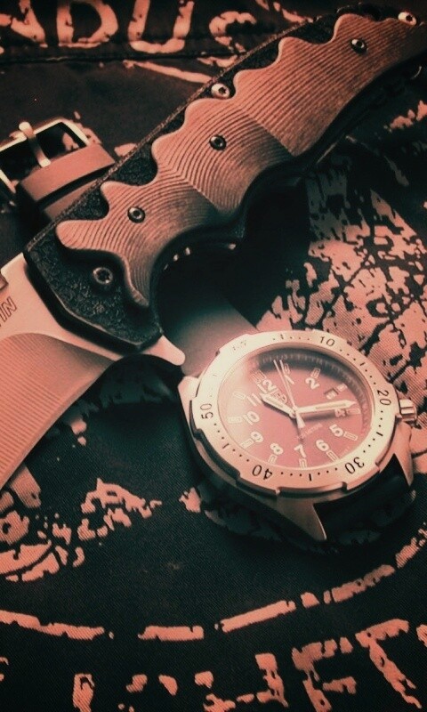 Солдатские часы и нож обои