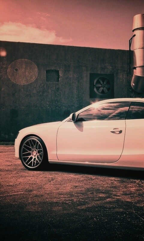 Белый автомобиль обои